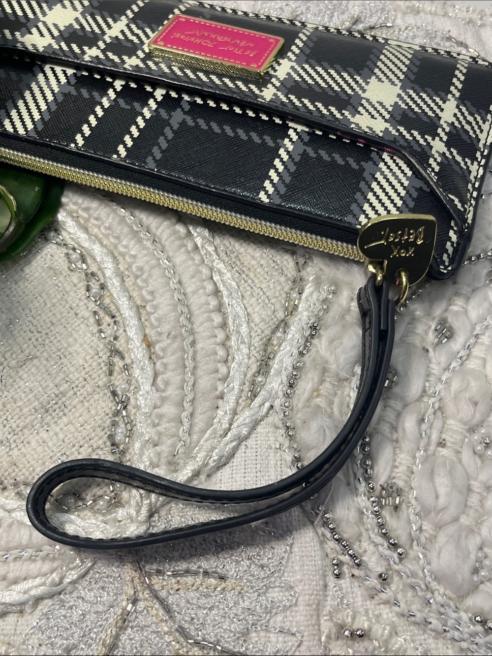 Betsey Johnson Plaid Wristlet Clutch Wallet Black Cream Pink Like New - Picture 5 of 10